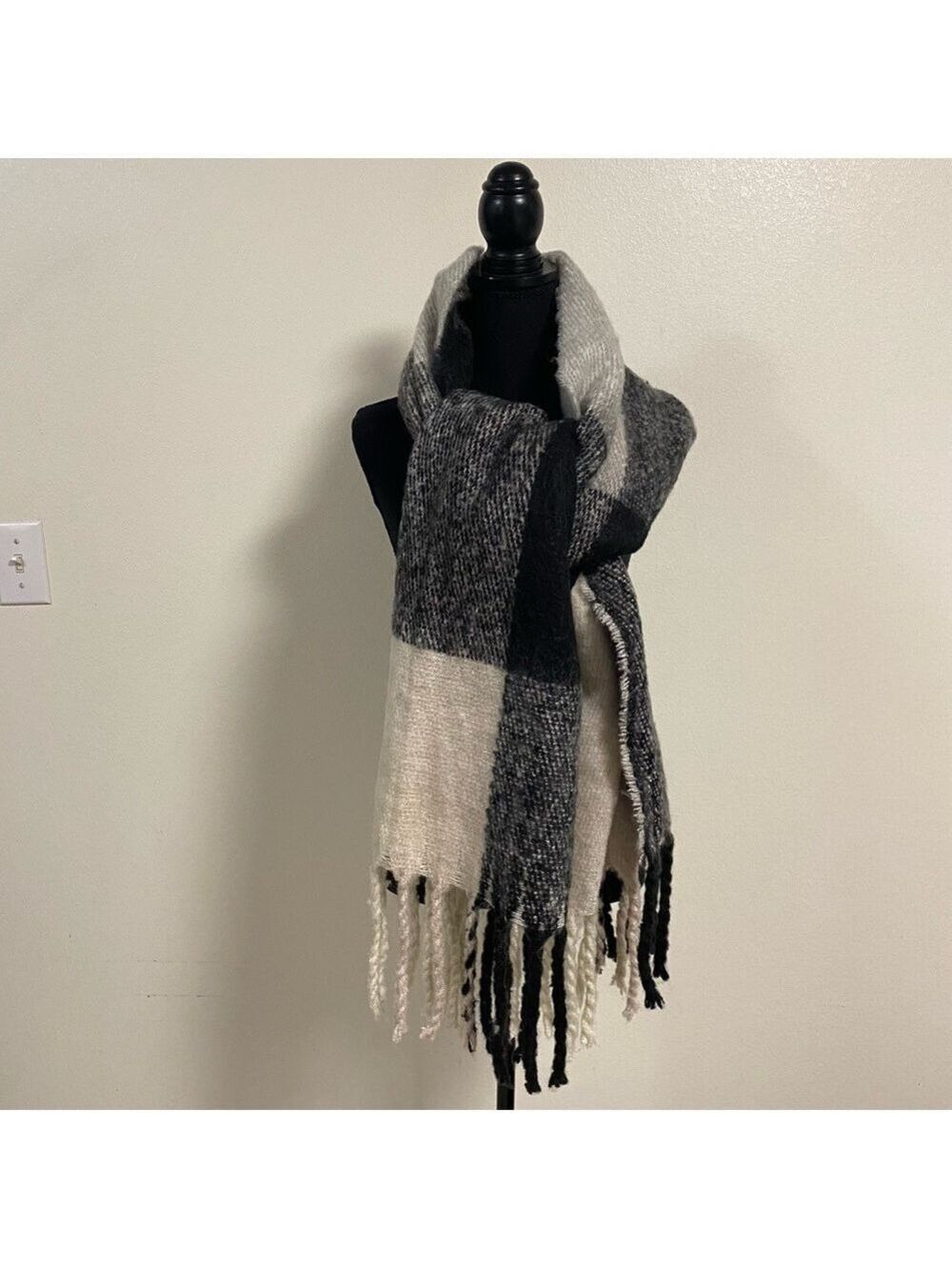 American Eagle Scarf Womens OS Black Gray light pink Fringe blanket scarf NWT